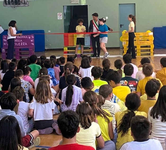 I colori del senso civico a Montechiaro d'Asti: inaugurate le panchine dei ragazzi I colori del senso civico a Montechiaro d'Asti: inaugurate le panchine dei ragazzi