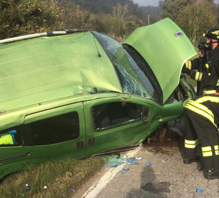 Belveglio: auto a metano gravemente danneggiata dopo un'uscita di strada Belveglio: auto a metano gravemente danneggiata dopo un'uscita di strada
