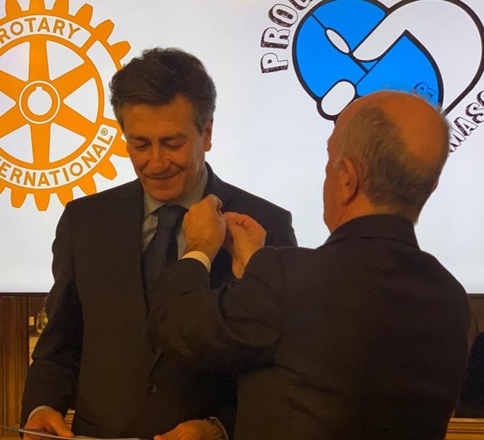 Il Prefetto Ventrice mentre viene insignito della “Paul Harris Fellow” da parte del Rotary Club Novara Val Ticino Il Prefetto Ventrice mentre viene insignito della “Paul Harris Fellow” da parte del Rotary Club Novara Val Ticino