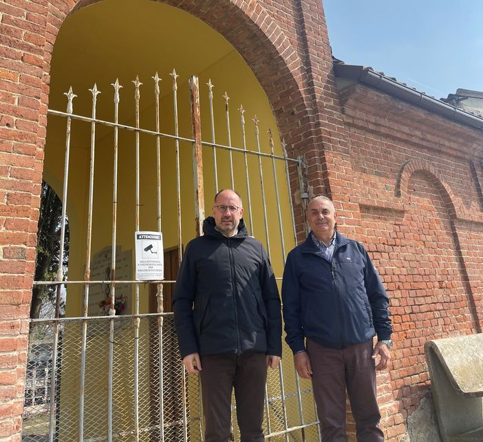 Il sindaco Rasero e l'assessore Ferrero di fronte al cimitero di Montegrosso Cinaglio