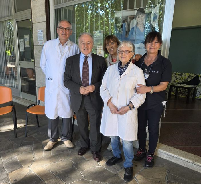 Il dottor Lucia con i medici Valter Saracco, Irene Novarese, Marina Gavosio con l'infermiera Monica Il dottor Lucia con i medici Valter Saracco, Irene Novarese, Marina Gavosio con l'infermiera Monica
