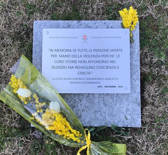Per la Festa della donna l'Amministrazione ha deposto mimose accanto alla targa che ricorda le donne vittime di violenza