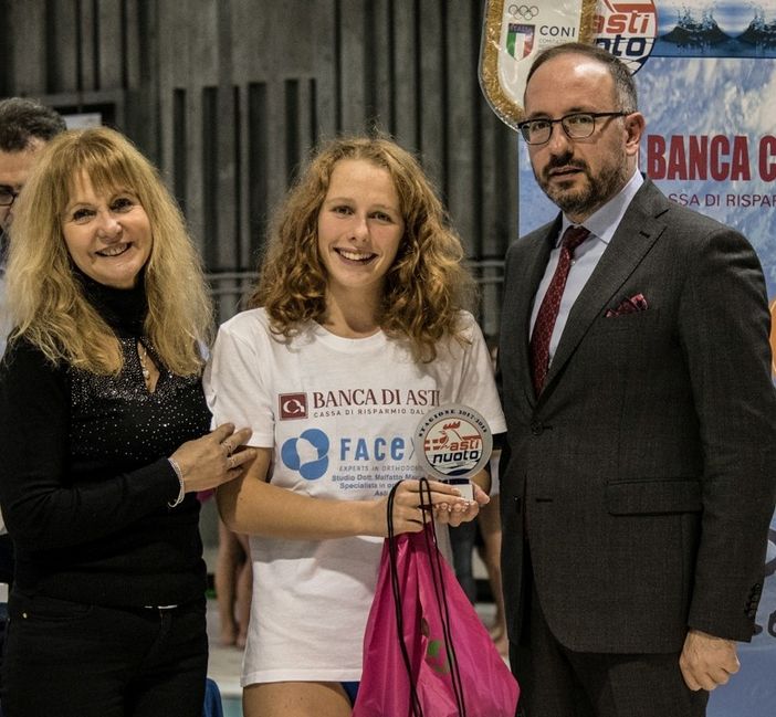 Irene Zanirato premiata da Maurizio Rasero e Lavinia Saracco