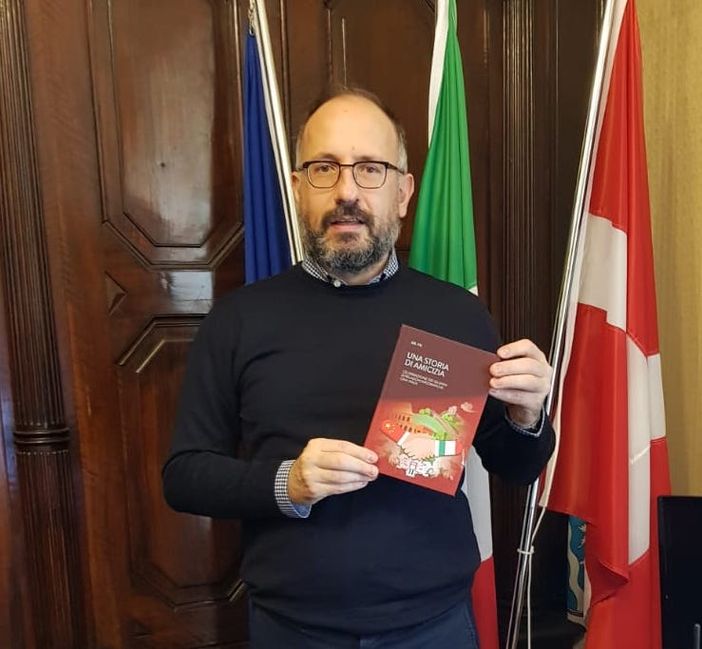 Anche il saluto del sindaco Rasero nel libro "Una storia di amicizia", per il 50esimo anniversario di relazioni diplomatiche Cina-Italia Anche il saluto del sindaco Rasero nel libro "Una storia di amicizia", per il 50esimo anniversario di relazioni diplomatiche Cina-Italia