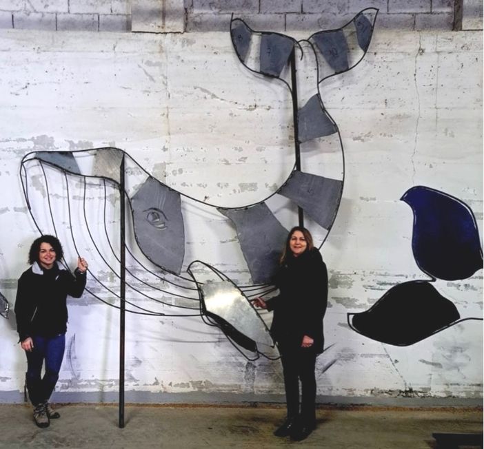 La balena in laboratorio con sindaco e artista