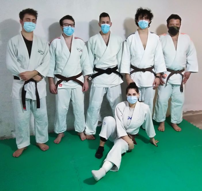 Da sinistra Lorenzo,Alessandro,Samuele,Francesco,Andrea, seduta Alessia