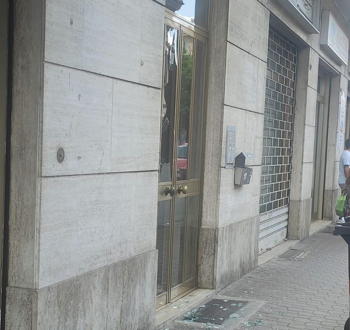 Pomeriggio di follia in corso Alessandria: raid vandalico con uno skateboard