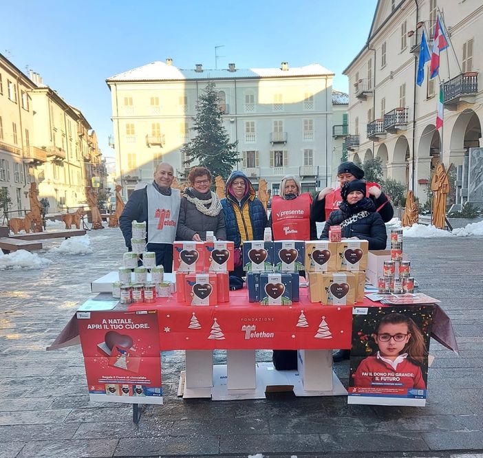 Il consigliere con carica alle Associazioni di Volontariato Andrea Forin e l'Assessore alla Cultura Ausilia Quaglia alla raccolta fondi dello scorso anno