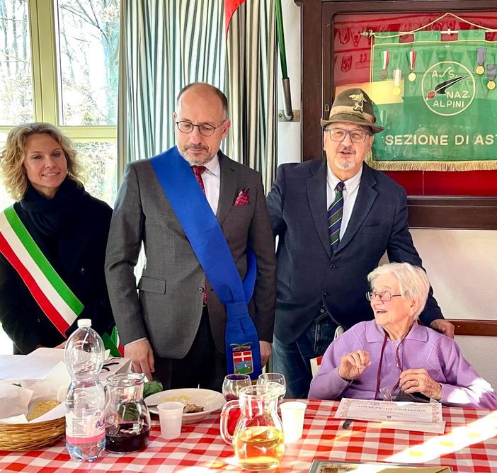 Nella foto con la neo centenaria le autorità intervenute e Fabrizio Pighin, Presidente Associazione Nazionale Alpini di Asti Nella foto con la neo centenaria le autorità intervenute e Fabrizio Pighin, Presidente Associazione Nazionale Alpini di Asti