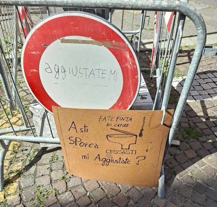 Il cartello comparso in piazza Statuto