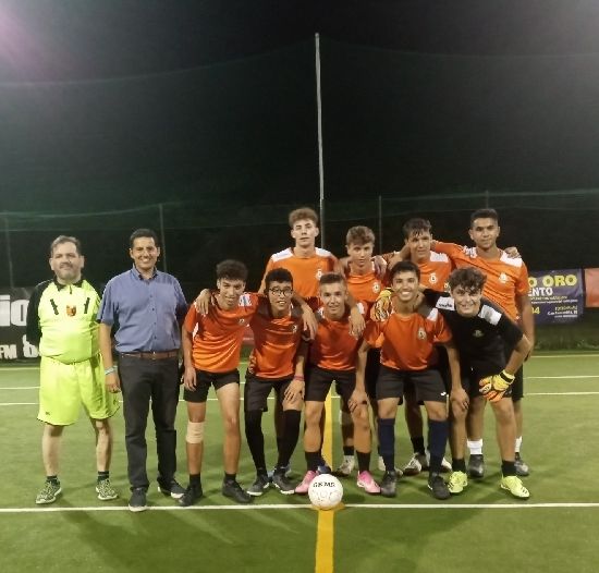 Foto di gruppo per i vincitori del torneo del Poldo di Castelnuovo Belbo