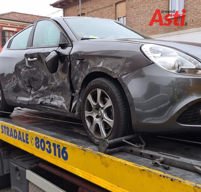 Baldichieri: Giulietta salta lo stop e si scontra con una Seat Altea in pieno centro