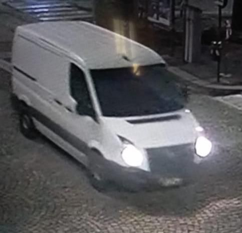 Un frame del furgone dopo un "colpo" ad un dehor Un frame del furgone dopo un "colpo" ad un dehor