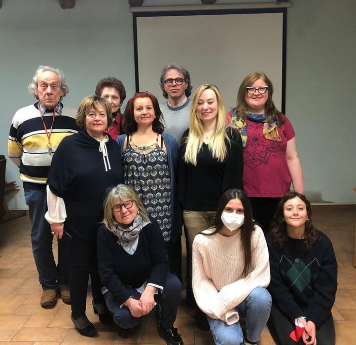 Alcuni dei partecipanti al laboratorio teatrale insieme all'attore Mario Lisanti