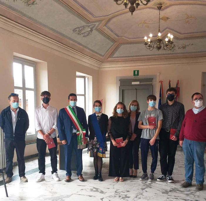 Per il 2 giugno consegnata la Costituzione ai diciottenni di Castelnuovo Belbo