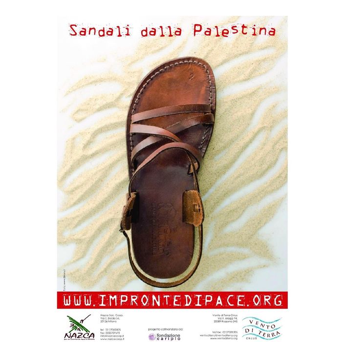 Alla Rava e Fava di via Cavour ad Asti, i sandali palestinesi, frutto di una terra martoriata