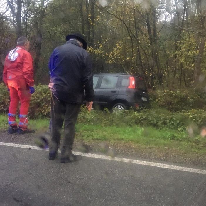 Incidenti nell'Astigiano. Auto esce fuori strada a Valmanera. Tra Dusino e Villafranca un uomo resta incastrato nella sua auto Incidenti nell'Astigiano. Auto esce fuori strada a Valmanera. Tra Dusino e Villafranca un uomo resta incastrato nella sua auto