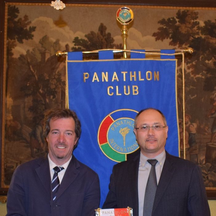 Filippo FInello con Luca Simonetti davanti allo sgtemma del Panathlon Filippo FInello con Luca Simonetti davanti allo sgtemma del Panathlon