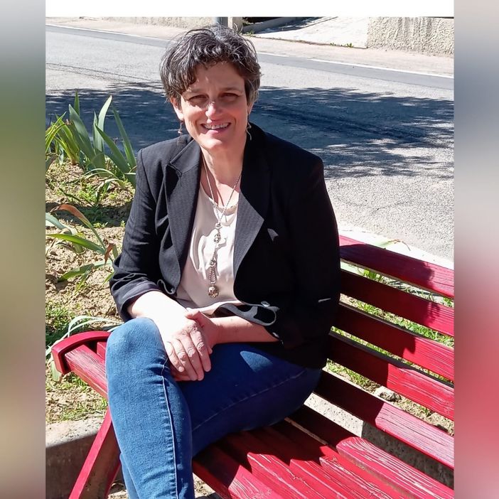 Il sindaco Roberta Volpato accanto alla panchina rossa, installata nel territorio di Refrancore, per sensibilizzare rispetto alla violenza di genere. Il sindaco Roberta Volpato accanto alla panchina rossa, installata nel territorio di Refrancore, per sensibilizzare rispetto alla violenza di genere.