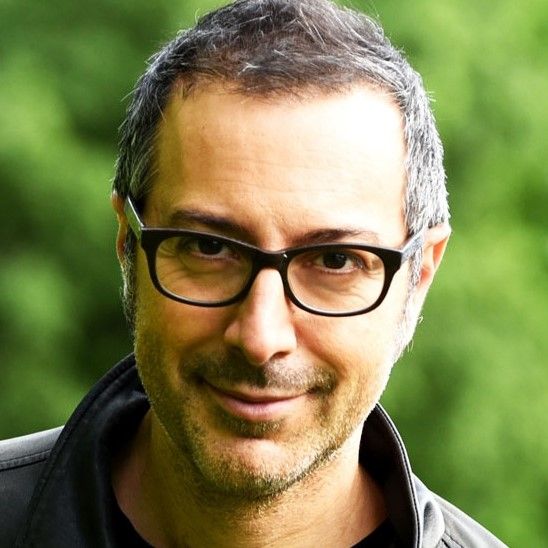 Il brillante scrittore e conduttore Luca Bianchini, ad Asti ospite della rassegna "Il cortile dei lettori"