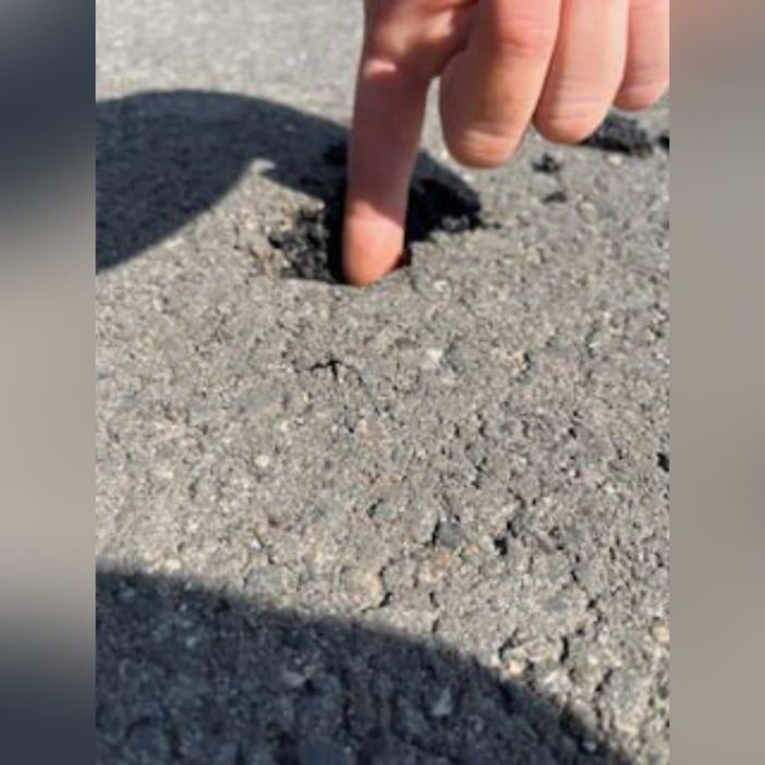 "Chi mi paga i danni per lo scooter danneggiato?". Curiosa disavventura per un ragazzo di Mombercelli il cui scooter è caduto a terra per l'asfalto "cedevole"