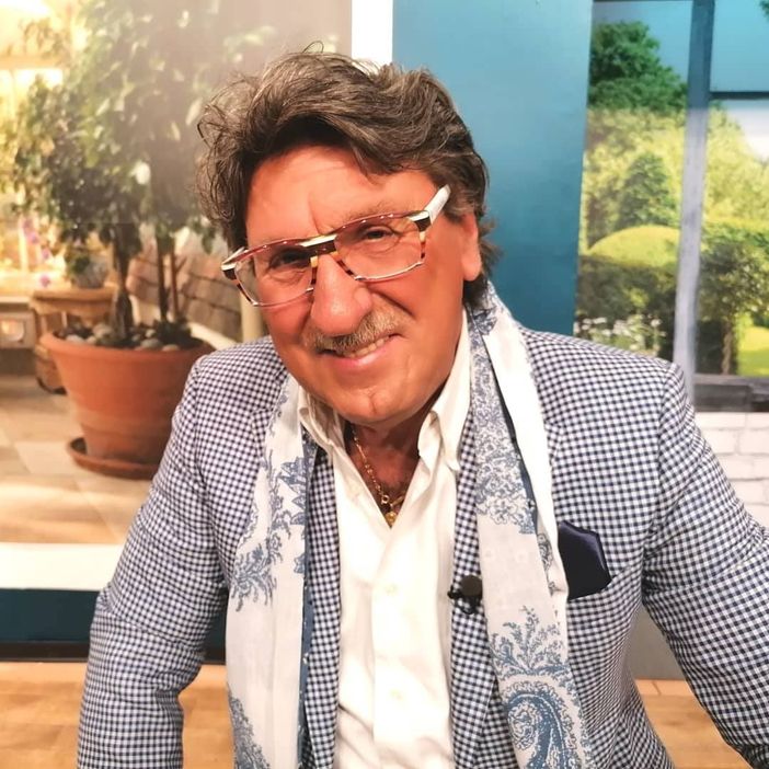 Dopo 57 anni Piero Montanaro torna a cantare nell'edificio dove, per tanti anni, ha fatto il maestro elementare Dopo 57 anni Piero Montanaro torna a cantare nell'edificio dove, per tanti anni, ha fatto il maestro elementare