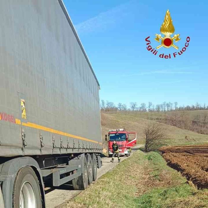 Autoarticolato fuori strada, ad Asti, in strada Formaggera