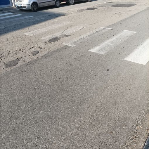 Strisce pedonali invisibili davanti al CPIA di Asti, insegnanti lanciano un nuovo allarme dopo la tragedia di dicembre