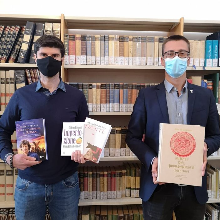 Il sindaco di Moncalvo Orecchia con l0assessore Giroldo e i libri nuovi Il sindaco di Moncalvo Orecchia con l0assessore Giroldo e i libri nuovi
