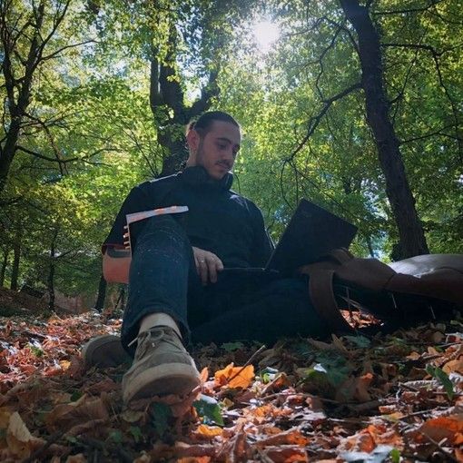 Edoardo Gea, qui in una foto crativa, aveva 26 anni. Si occupava di comunicazione online (Foto profilo Facebook) Edoardo Gea, qui in una foto crativa, aveva 26 anni. Si occupava di comunicazione online (Foto profilo Facebook)