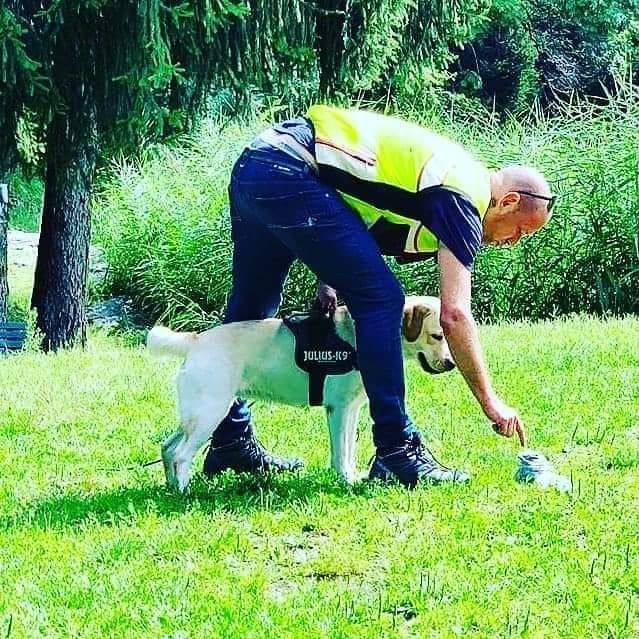 Il dog trainer Ivan Schmidt sul campo di allenamento con uno dei suoi cani