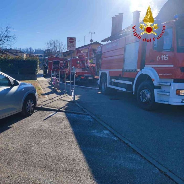 Alcuni dei mezzi dei Vigili del fuoco impegnati nell'intervento di spegnimento incendio