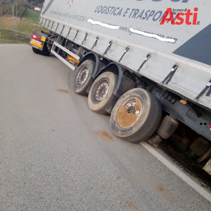 Il navigatore porta... fuori strada un camion a Canelli