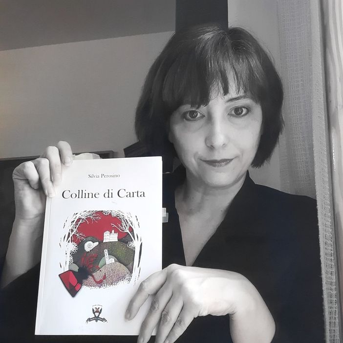 Silvia Perosino ritratta con il libro di cui è autrice Silvia Perosino ritratta con il libro di cui è autrice