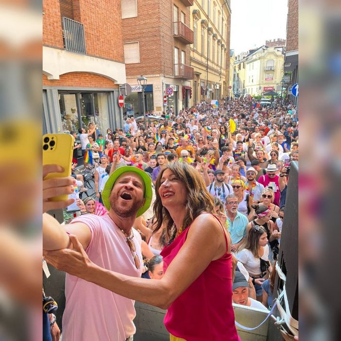 Vladimir Luxuria e Paolo Camilli sul carro al termine del Pride (Foto AstiPride) Vladimir Luxuria e Paolo Camilli sul carro al termine del Pride (Foto AstiPride)