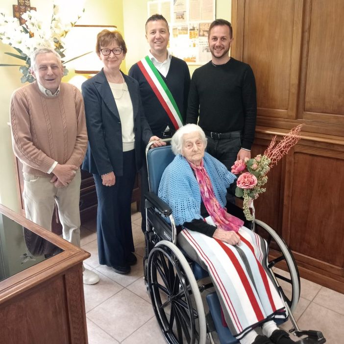 A San Damiano festeggiata la donna più longeva del paese. Angela Perosino ha compiuto 103 anni A San Damiano festeggiata la donna più longeva del paese. Angela Perosino ha compiuto 103 anni