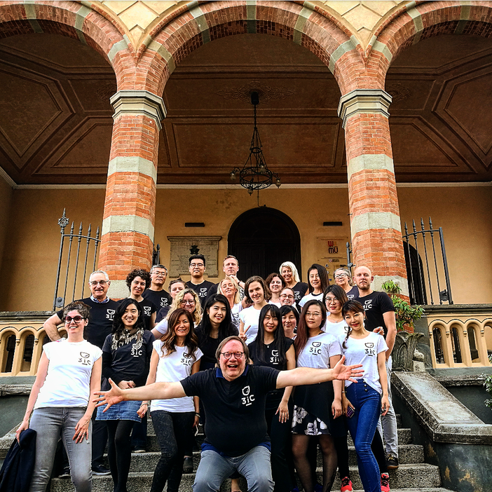 Ian d'Agata e i partecipanti a un precedente evento che si è svolto presso il castello di Barolo (CN)