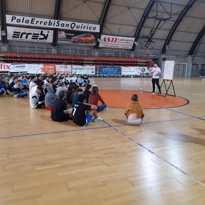 Gonzalo Gasparre “prof. per un giorno” degli studenti della Facoltà di Scienze Motorie Gonzalo Gasparre “prof. per un giorno” degli studenti della Facoltà di Scienze Motorie