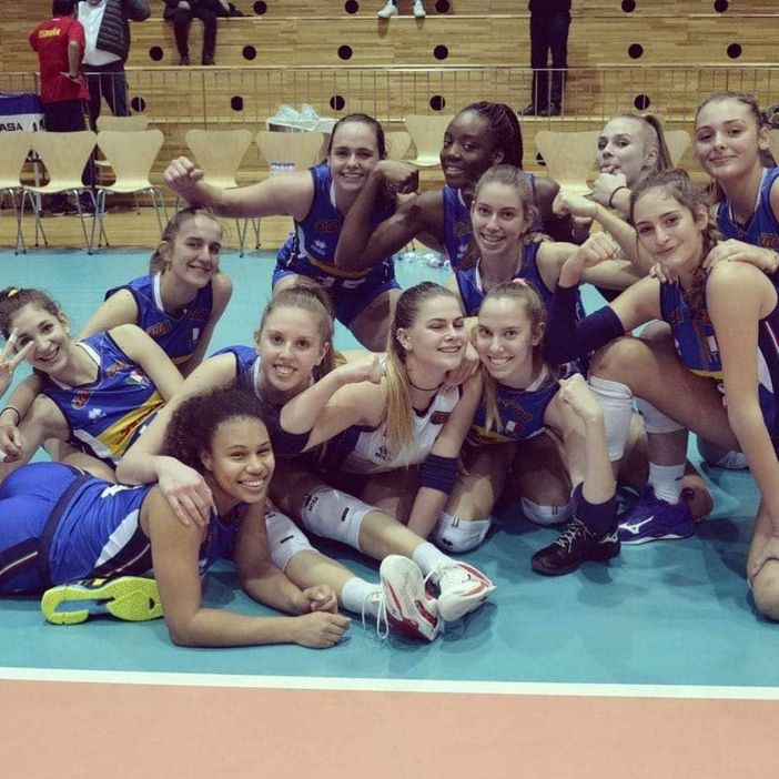 La nazionale under 17 con, al centro della foto, Emma Barbero che, in quanto 'libero', indossa una casacca di colore diverso come previsto dal regolamento