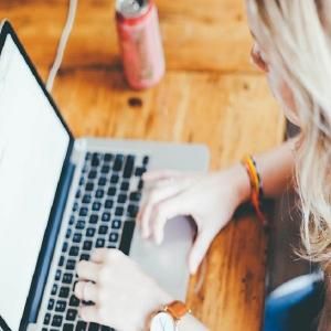 Tutelare chi lavora tramite le piattaforme: la Commissione avvia la prima fase di una consultazione delle parti sociali Tutelare chi lavora tramite le piattaforme: la Commissione avvia la prima fase di una consultazione delle parti sociali