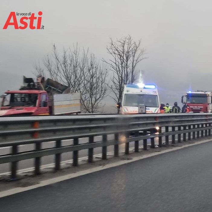 Incidente in tangenziale, ad Asti, per scontro tra due veicoli [FOTO]
