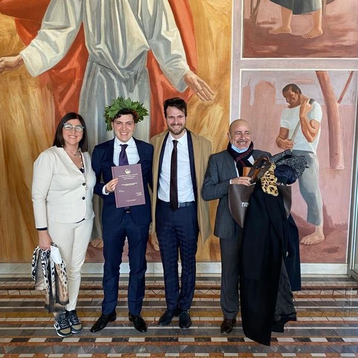 Il neo dottore con la madre Luisa, il fratello Francesco e il padre Filippo