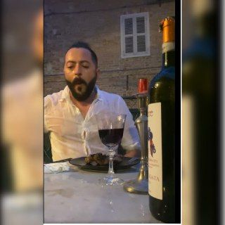 Macellaio di Scurzolengo cena sotto la pioggia nel giorno del ritorno in zona gialla. Il video diventa virale [VIDEO]