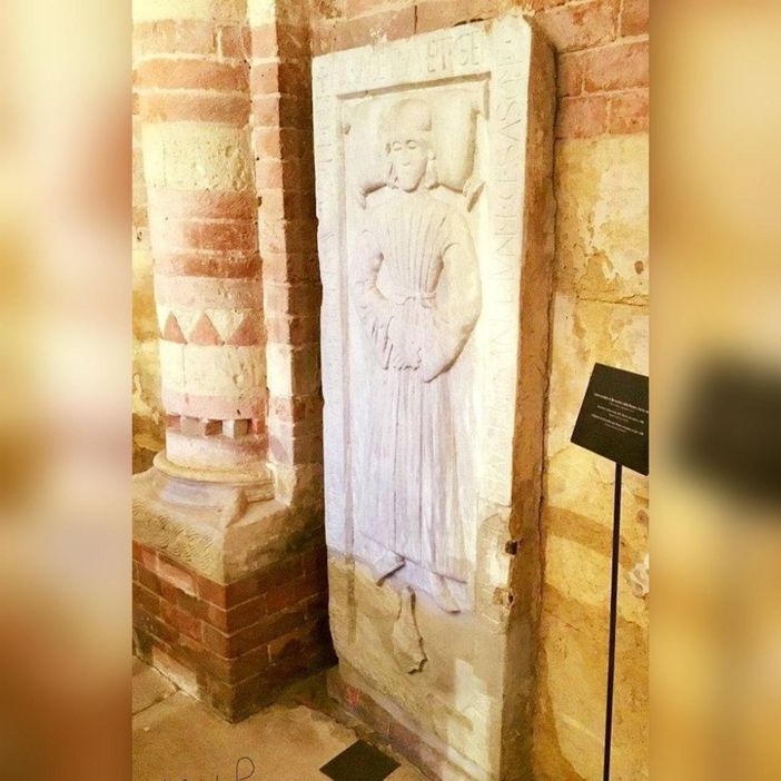 Nel Battistero di Asti una lastra tombale che ne vale due