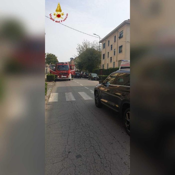 Intervento dei vigili del fuoco in viale Partigiani per soccorrere un’anziana Intervento dei vigili del fuoco in viale Partigiani per soccorrere un’anziana