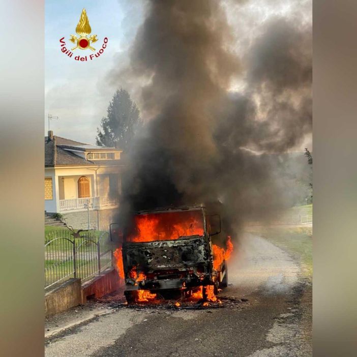 Castel Rocchero: prende fuoco camion carico di legna. Nessun ferito (FOTO)