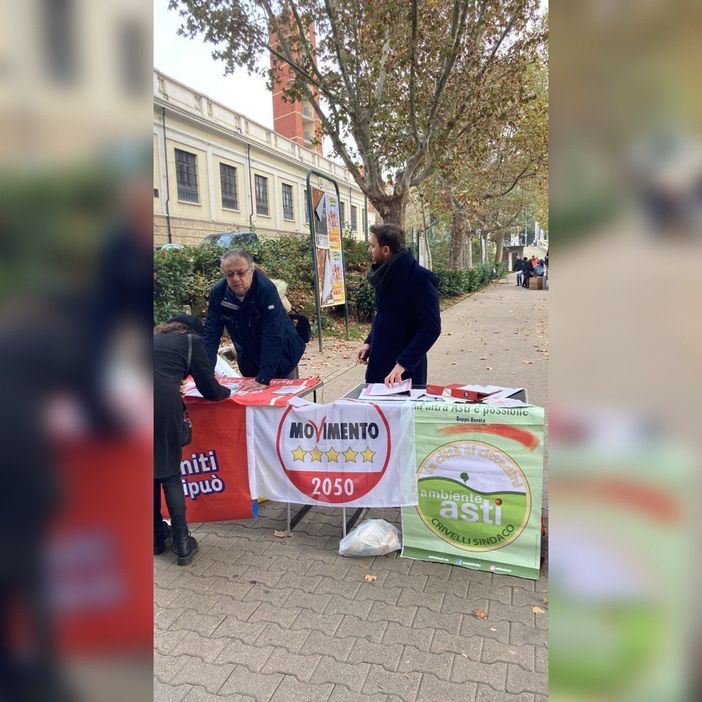 Raccolta firme contro gli stalli blu in piazza del Palio ad Asti: già tremila in tre giorni Raccolta firme contro gli stalli blu in piazza del Palio ad Asti: già tremila in tre giorni