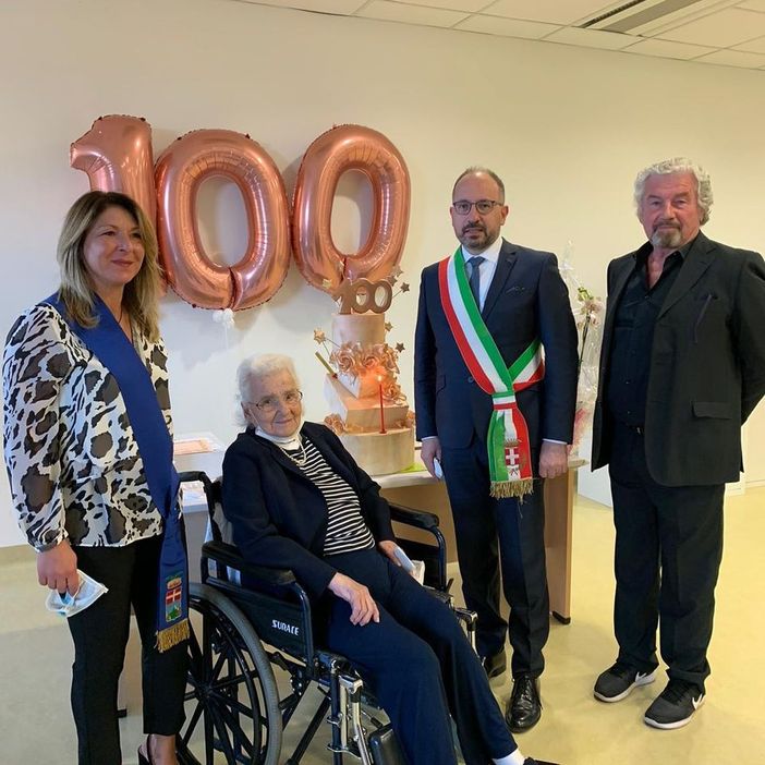 La foto del sindaco Rasero con la neo centenaria La foto del sindaco Rasero con la neo centenaria