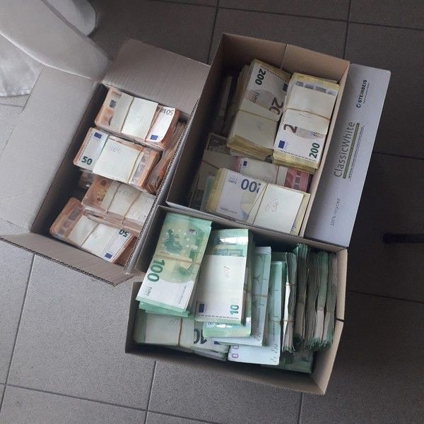 Ricettazione e riciclaggio d’oro: confermati gli arresti di tre persone, residenti in Svizzera