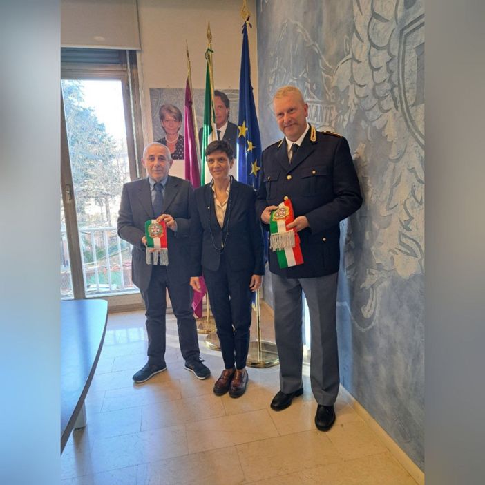 La polizia consegna la 'Sciarpa tricolore' al neo commissario Bruno Cavaiuolo e al commissario in pensione Fabio Biamino La polizia consegna la 'Sciarpa tricolore' al neo commissario Bruno Cavaiuolo e al commissario in pensione Fabio Biamino
